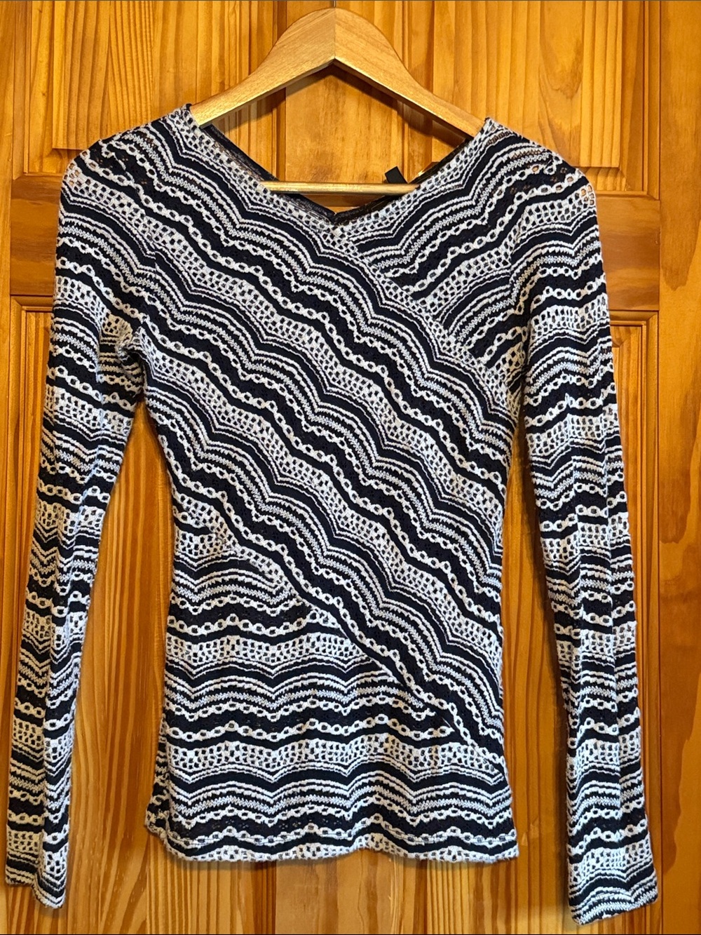 BCBGMaxAzria Black & White Wave-Pattern Long Sleeve Layering Shirt
